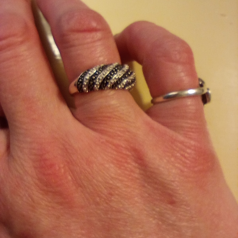 Gorgeous Black and Silver Ring - Picture 3 of 4